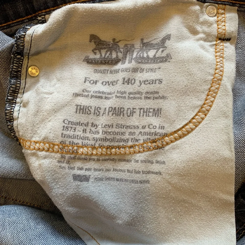 LEVIS.‎ Jeans, five pockets. Fraying on hem, and distressed W38/L34. Zipp…
